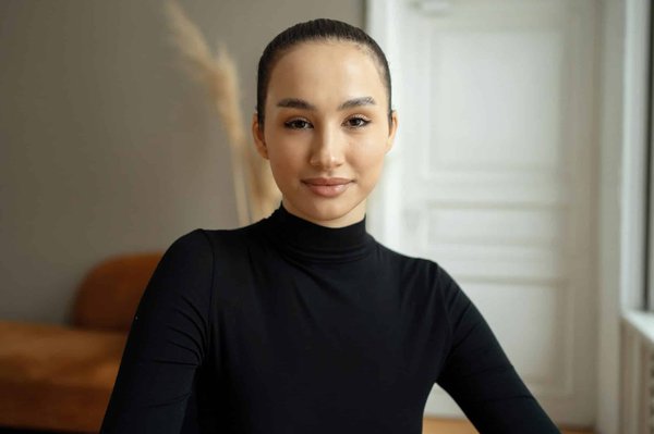 How to Create a Statement with a Monochromatic Suit in a Professional Setting?